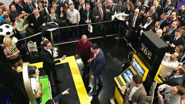 Roberto Carlos e outras estrelas do esporte visitam a ICE 2017