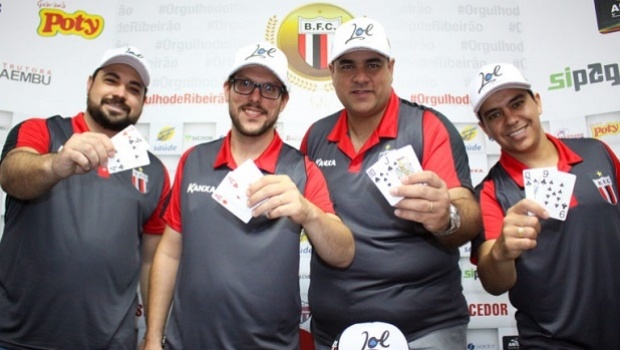 Football team of São Paulo launches poker team