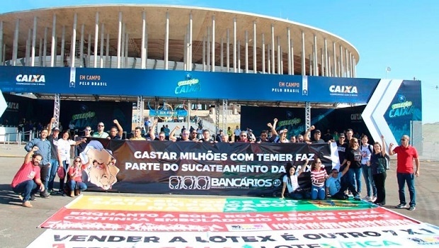Funcionários da Caixa protestam contra mega evento e a privatização da LOTEX
