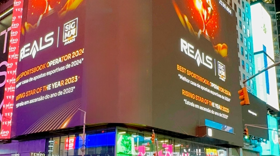 Reals celebra prêmio conquistado projeção em telão da Times Square