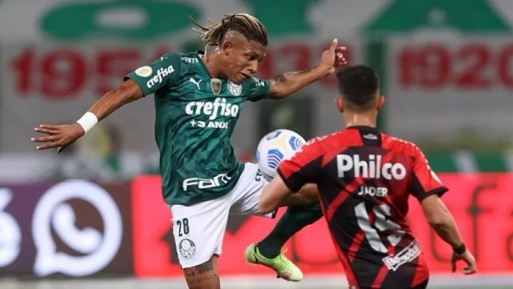 Palmeiras e Athletico negociam direitos de TV fechada com casas de apostas