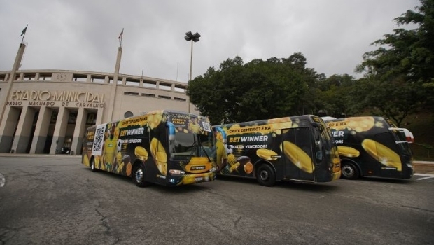 With Roberto Carlos, Betwinner begins period of exhibition on buses in Sao Paulo