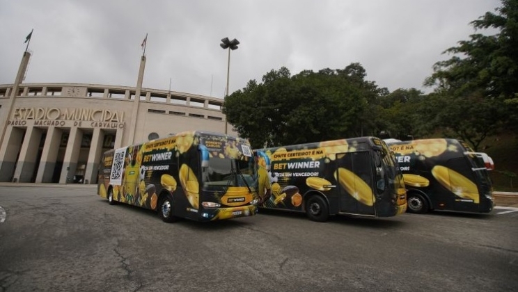 Com Roberto Carlos, Betwinner inicia período de exposição em ônibus de São Paulo