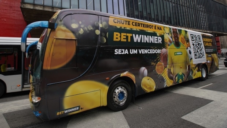 Com Roberto Carlos, Betwinner inicia período de exposição em ônibus de São Paulo