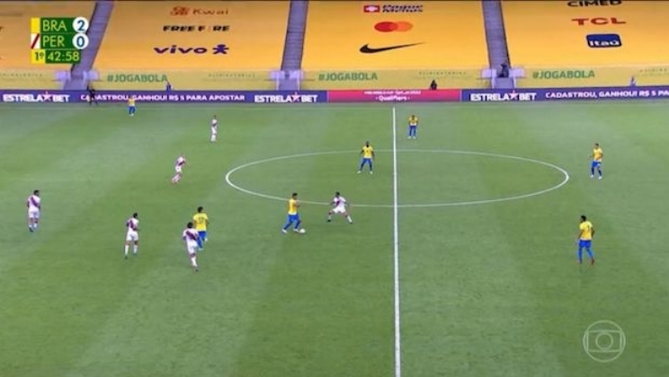 A EstrelaBet anunciou nas placas pela primeira vez num jogo de futebol