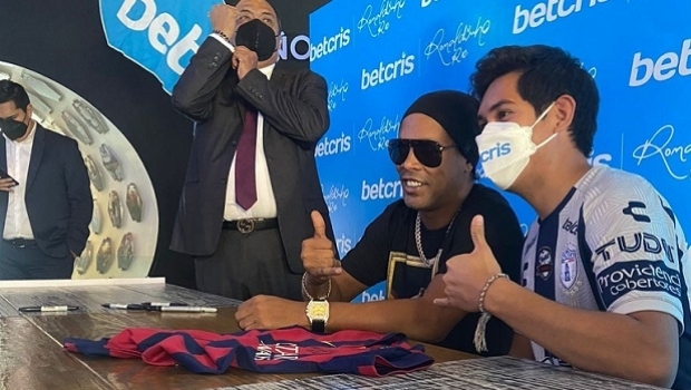 Successful brand action by Betcris with its ambassador Ronaldinho at Pachuca stadium