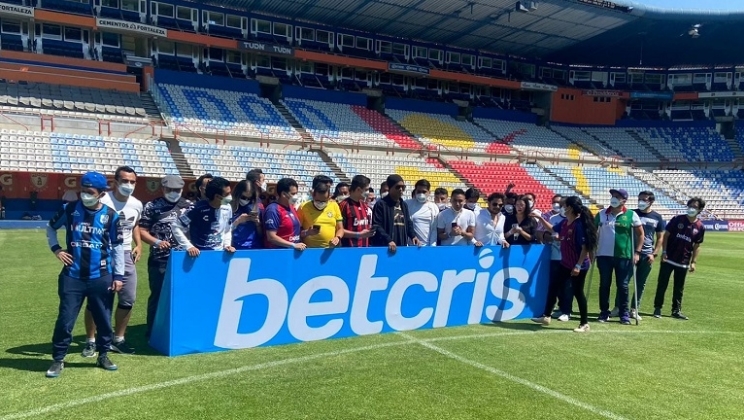 Bem-sucedida a ação da marca Betcris com seu embaixador Ronaldinho no estádio Pachuca