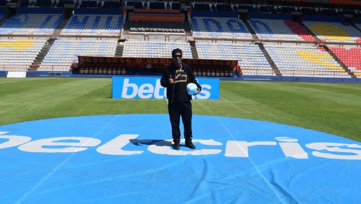 Bem-sucedida a ação da marca Betcris com seu embaixador Ronaldinho no estádio Pachuca