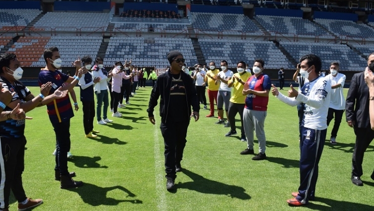 Bem-sucedida a ação da marca Betcris com seu embaixador Ronaldinho no estádio Pachuca