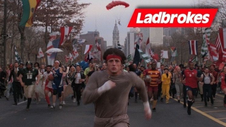 Rocky Balboa faz um retorno épico na recriação da icônica cena de corrida da Ladbrokes