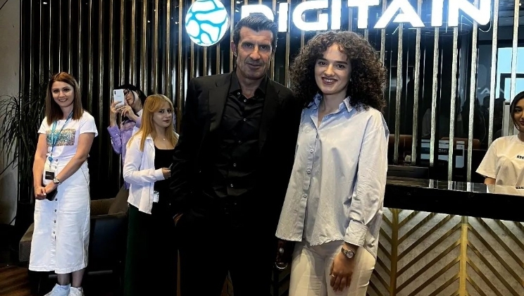 Luis Figo visitou pela primeira vez a sede da Digitain na Armênia como embaixador da marca