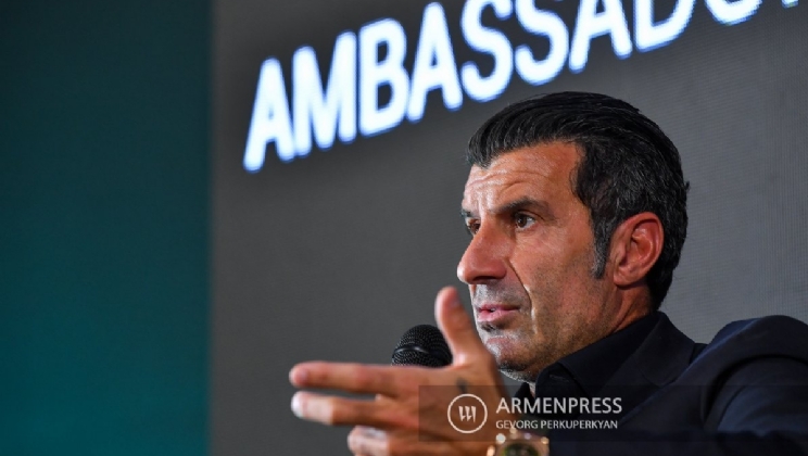 Luis Figo visitou pela primeira vez a sede da Digitain na Armênia como embaixador da marca