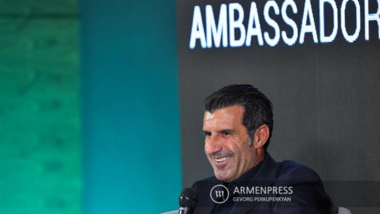 Luis Figo visitou pela primeira vez a sede da Digitain na Armênia como embaixador da marca