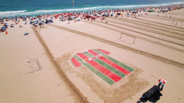 In partnership with Betano, Fluminense presents a giant shirt on Copacabana sand