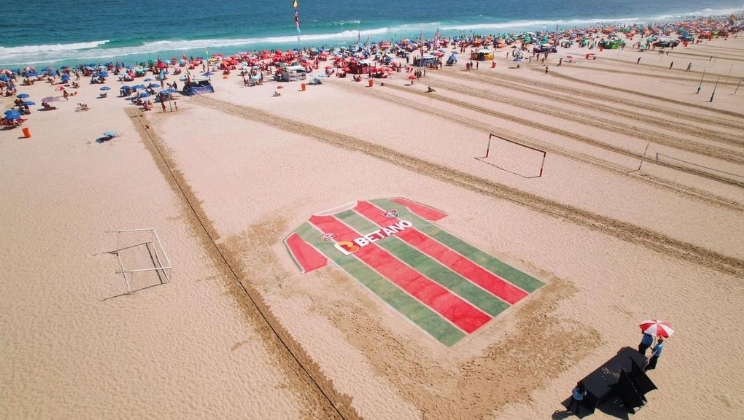 Em ação de parceria com Betano, Fluminense apresenta camisa gigante na areia de Copacabana