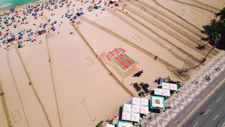 Em ação de parceria com Betano, Fluminense apresenta camisa gigante na areia de Copacabana