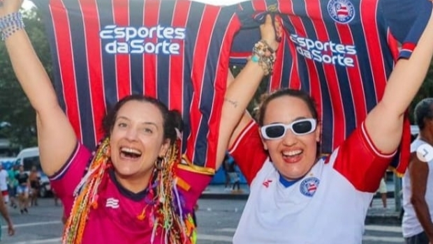 Esportes da Sorte and Bahia distributed team shirts during Carnival in Salvador