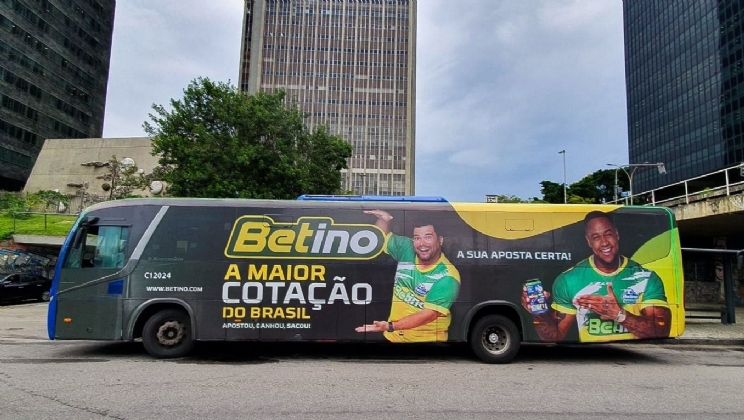 Betino se apresenta em todas as regiões do Rio de Janeiro com ação de marca nos ônibus