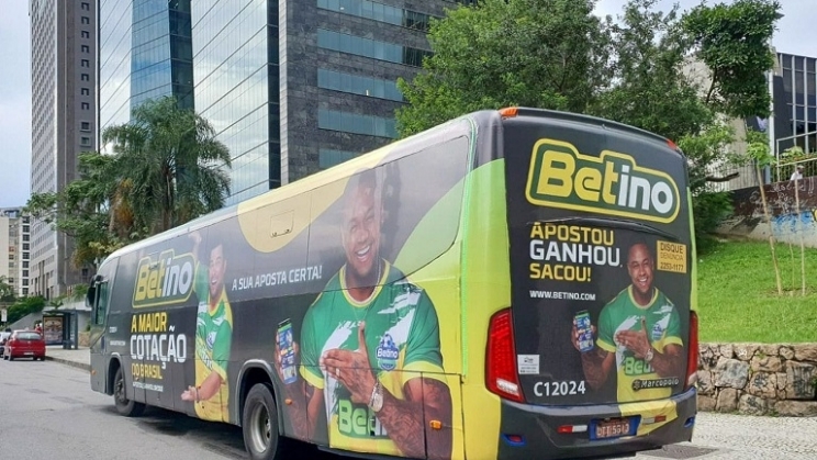 Betino se apresenta em todas as regiões do Rio de Janeiro com ação de marca nos ônibus