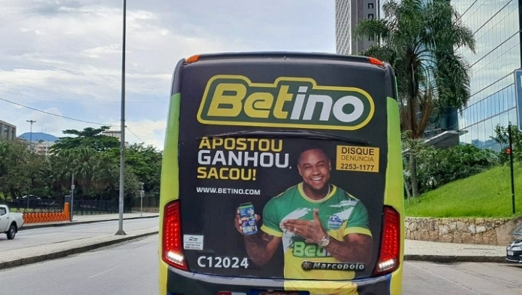 Betino se apresenta em todas as regiões do Rio de Janeiro com ação de marca nos ônibus