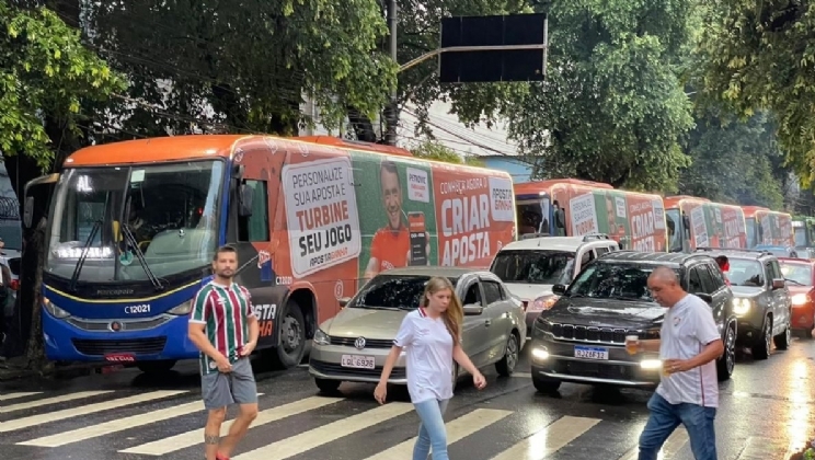 Grupo Aposta Ganha inova com carreata de ônibus em ação na final do Campeonato Carioca