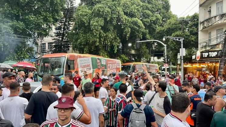 Grupo Aposta Ganha inova com carreata de ônibus em ação na final do Campeonato Carioca