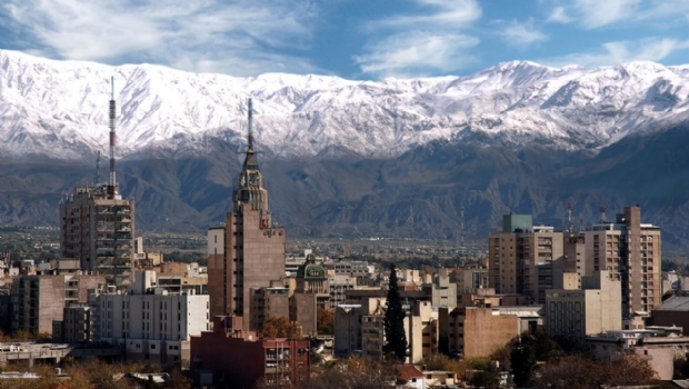 Argentine province of Mendoza grants five online licenses