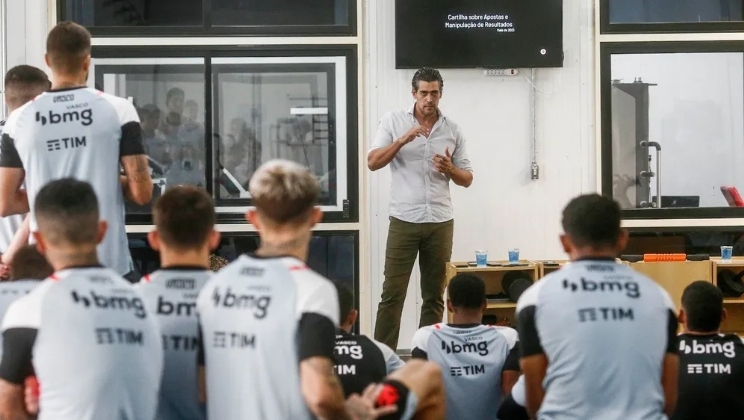 Vasco faz palestra para combater manipulação de apostas e distribui cartilha aos jogadores