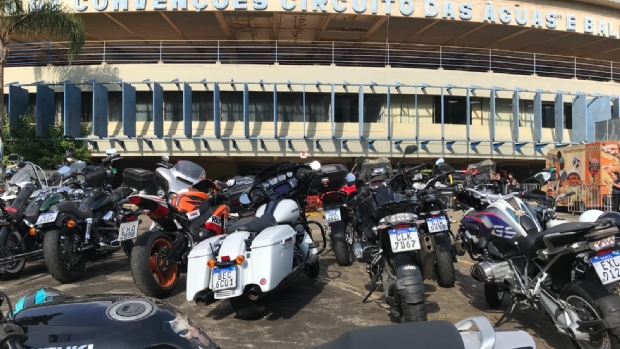 Bruno Omori debate reabertura de cassinos no Brasil em evento de motociclismo