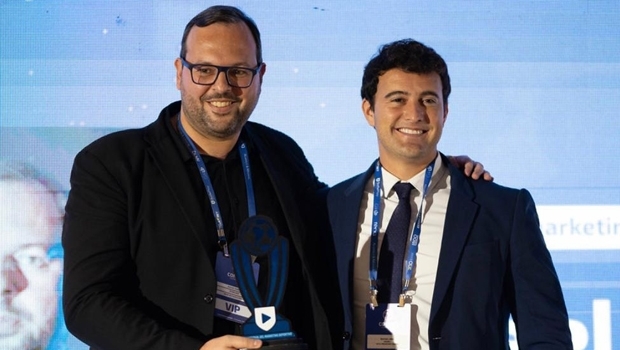 Head of Sponsorships at EstrelaBet is awarded at Confut Sudamericana