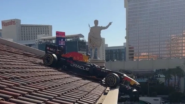 RBR promove GP de Las Vegas com carro no topo do cassino Caesar's Palace