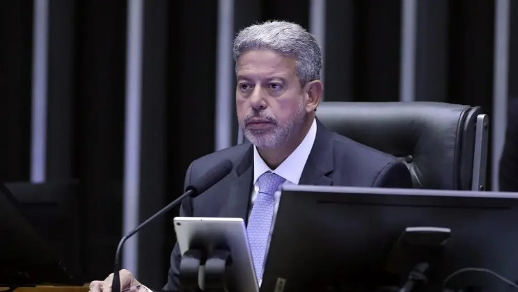 Com semana curta Arthur Lira obriga presença de deputados para votar projeto das apostas esportivas