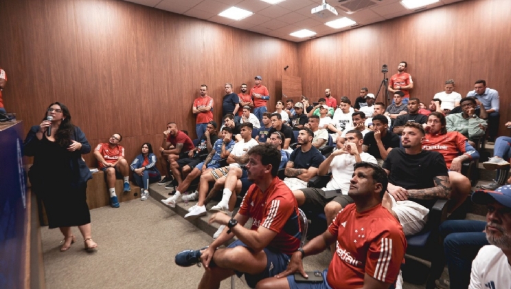 Raposas do Cruzeiro recebem palestra sobre integridade no futebol e apostas esportivas