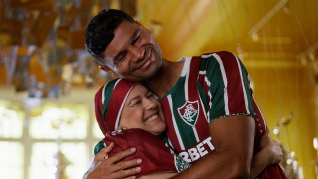 Superbet transforms Fluminense jerseys into scarves for Pink October campaign