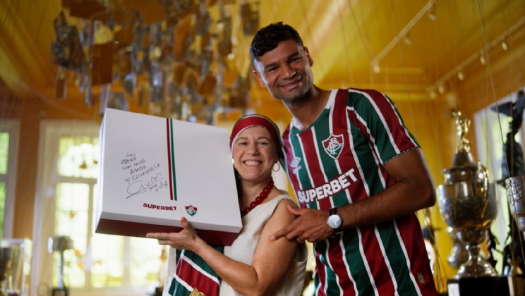 Superbet transforma camisas do Fluminense em lenços para campanha do Outubro Rosa