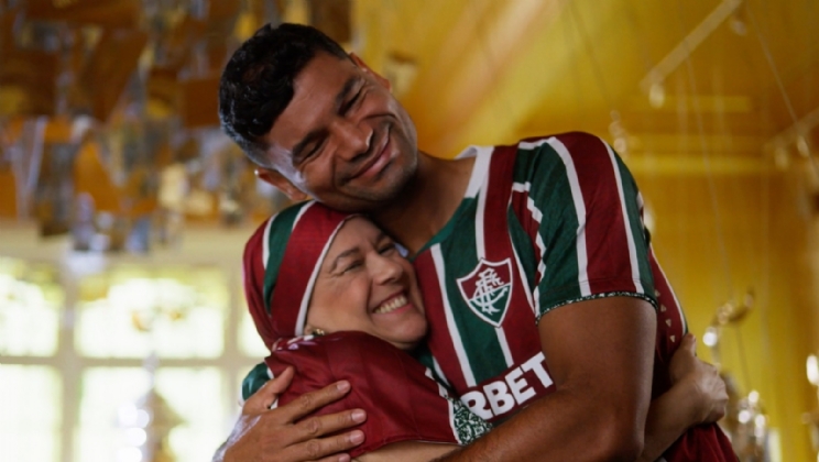 Superbet transforma camisas do Fluminense em lenços para campanha do Outubro Rosa