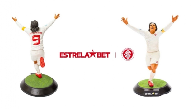 With participation of EstrelaBet, striker Fernandão receives tribute with exclusive realistic statue