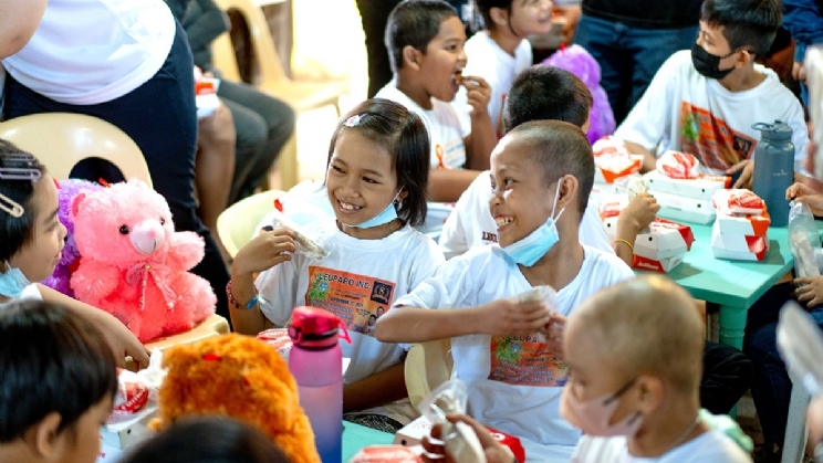 FBM Foundation doa ambulância para melhorar os serviços de saúde da Leupapo Inc.