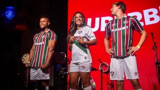 Fluminense officially presented Superbet in a huge light and prize show