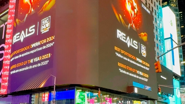 Reals celebra prêmio conquistado com projeção em telão da Times Square, em Nova Iorque