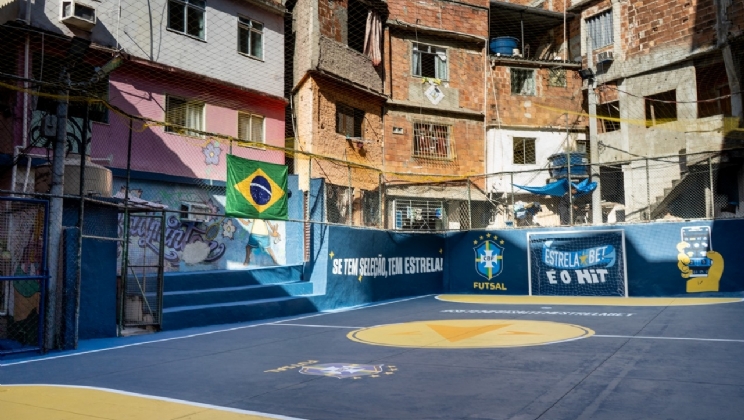 EstrelaBet leva atletas da Seleção Brasileira de Futsal para “treinar” com moradores na comunidade